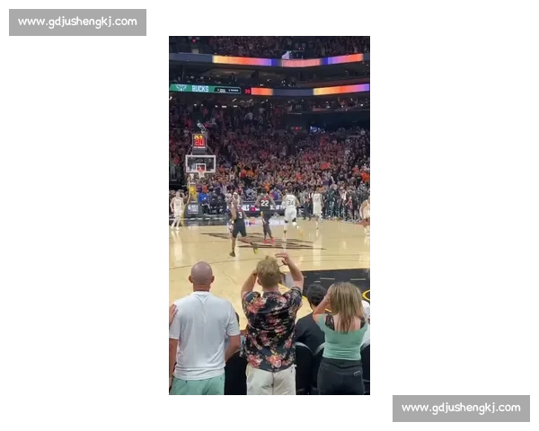 东单篮球赛激烈开战 吸引全城篮球迷热情围观